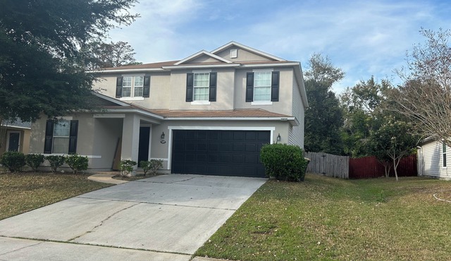 Furnished 4-bedroom house with AC in vibrant best neighborhood Jacksonville, FL.