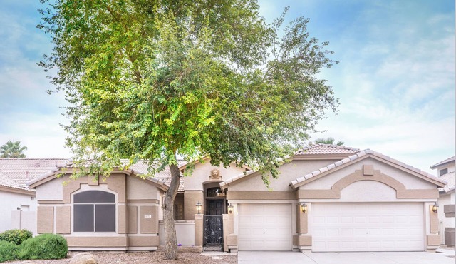 ✨GILBERT GETAWAY✨Special fall rates! Beautiful home with lots of amenities!