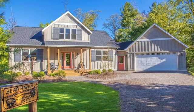 Glen Arbor, MI - Walk to Town ~ Home Theater ~ Pool Table ~ Bonfire