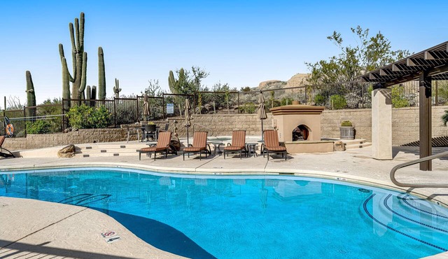 Golf-Course View Condo with Central AC & Washer/Dryer - Shared Pool & Hot Tub