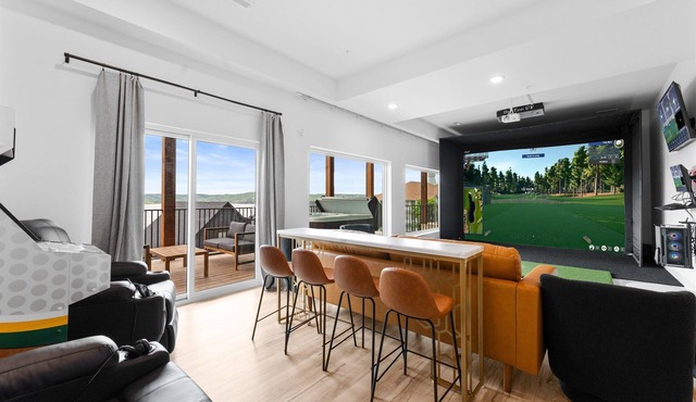 Golf Lodge Lake Views Hot Tub Rooftop Arcade