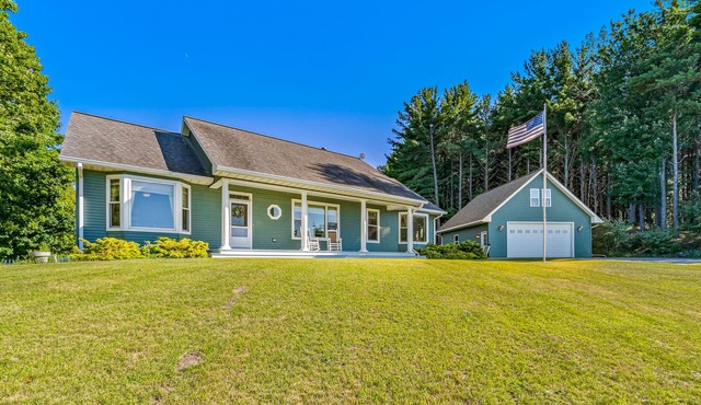 Gorgeous, dog-friendly home near the lake with fireplace, grill & washer/dryer