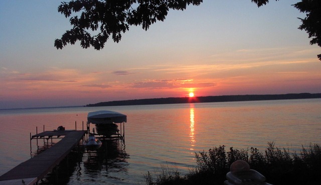 Grandview Beach Cabin on beautiful Mullet Lake
