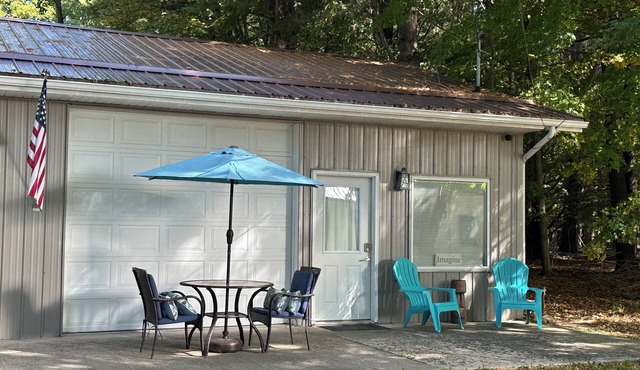 Great room w/pool table in a 1-bdrm party barn in Newaygo; River access