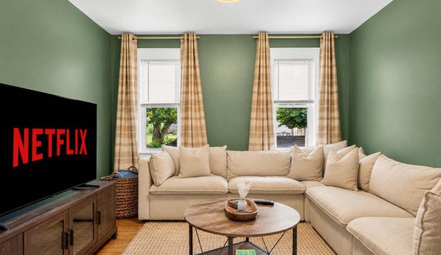 Group-friendly Beechmont retreat with backyard