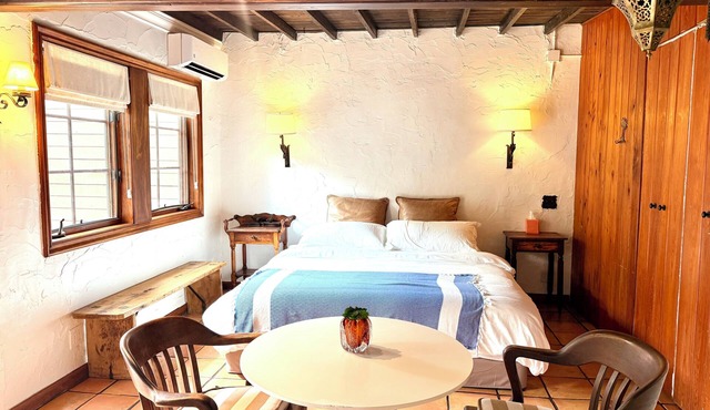 Guest Casita in Coconut Grove, Miami a block from Bay, Charming Spanish Style!