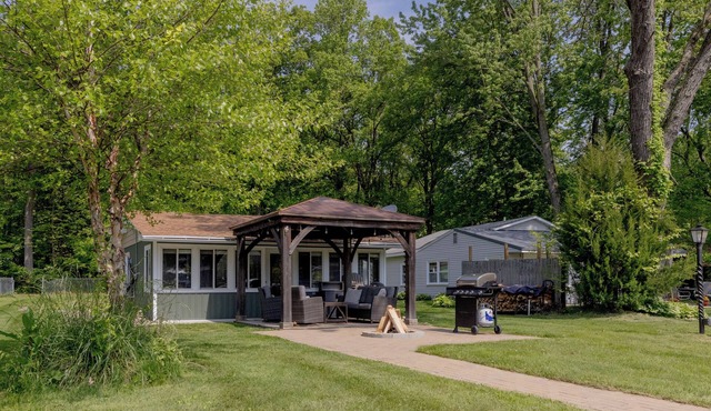Gun Lake Cottage - Bonfire, AC, Full Kitchen, Gazebo! Dock your boat or rent one