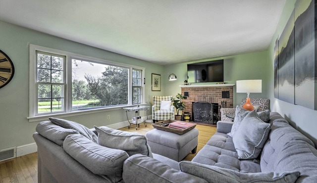 Hampton 'Quiet Corner Cottage' w/Fireplace & Yard in Hampton