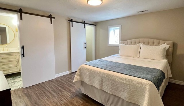 Havisham House Suite 88 - 3 bedroom, 2 bath, wine trail, bourbon bar -Alto Pass