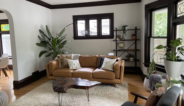 Heart of Lakes & Uptown -walk to coffee, lakes and shops + mins from MOA and DT