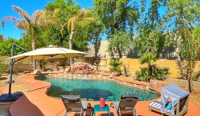 Heated Pool + Fun Outdoor Oasis! Cozy Family Friendly house in Gilbert near Mesa
