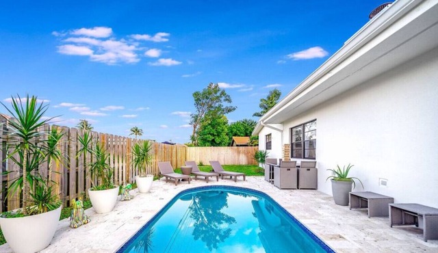 Heated Pool! PingPong & Arcade+1 Mile To Beach! in Pompano Beach