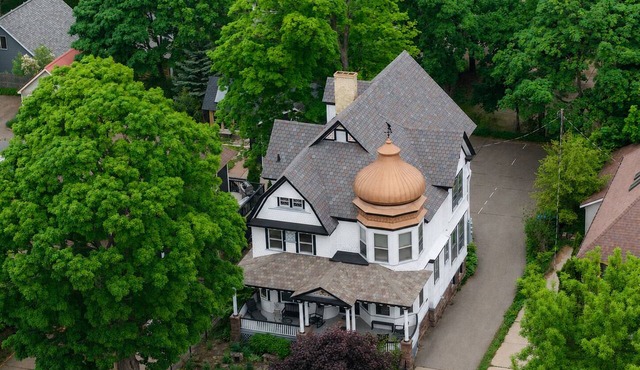 Historic Hewitt Onion Tower apt 2 Studio in central Marquette with sauna access