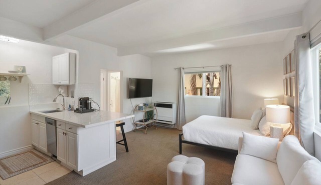 Historic West Beach Studio — blocks to beach and Funk Zone