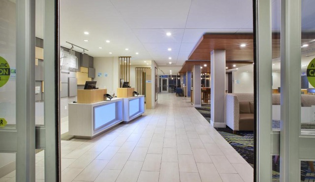 Holiday Inn Express & Suites Grand Rapids Airport North by IHG