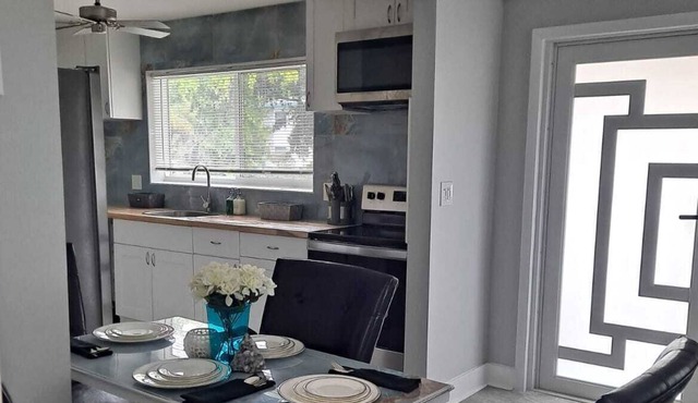 Immaculate Mango - Private Renovated 2/2 Home in Downtown Hollywood in Hollywood