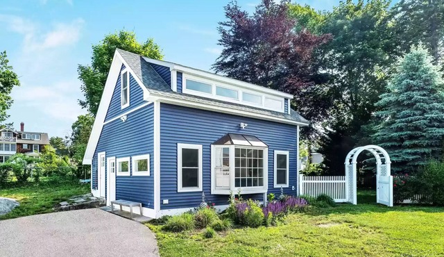 Immaculate Year Round Cottage Steps from the Beach Sleeps 6