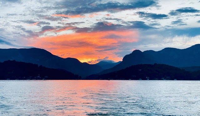 Incredible Sunsets! Includes Pontoon Boat, paddleboards, kayaks + no wake cove