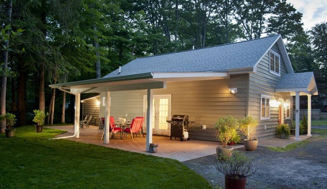 INCREDIBLE “WALKABLE” RENTAL with Sawkill Creek Views