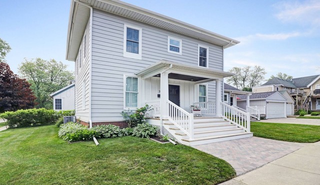 INDIANA AVENUE BEACH HOUSE 5 BDRMS. 4 BATHS. ACCOMMODATES TWELVE GUESTS!