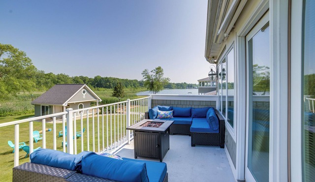 Jackson Lakefront Getaway w/Balcony, Dock Access