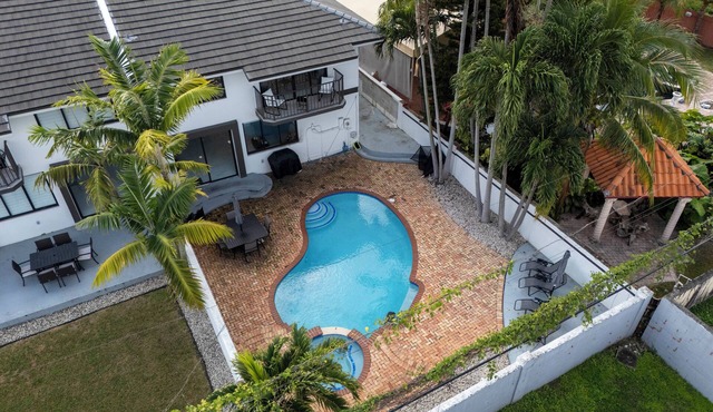 July Special! Modern 4BR - Private Pool & Grill, Near Coral Gables & MIA Airport