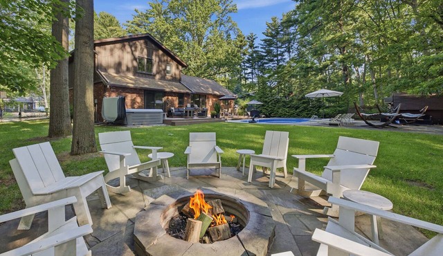 Juniper Presents: Loma House - Pool, Hot Tub & Sauna walk to Lake MI
