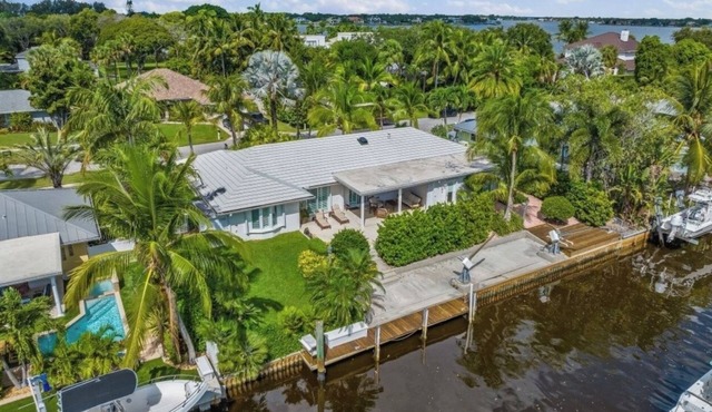 Jupiter waterfront - dock and new jacuzzi spa , 3 b 2 b fits 30 “ boat in Jupiter