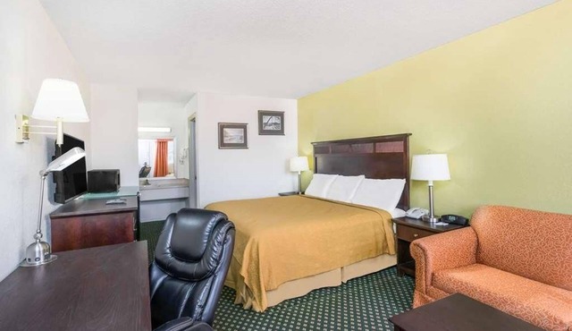 King Stay Near Tennessee Aquarium and Downtown Adventures