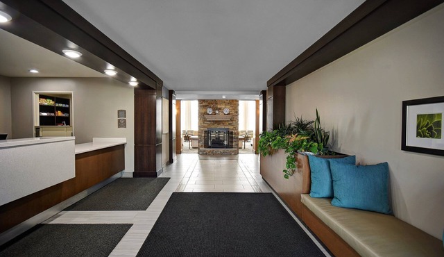 King Studio Suite w/Pool & Free Breakfast