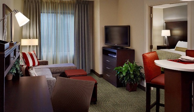 King Suite | Free Breakfast, Pool & Gym Access!