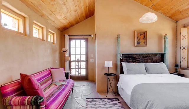 La Biblioteca: Eclectic Cottage in OKeeffe Country
