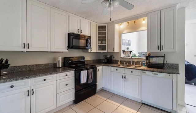 Lake Access Gem! 4Bd 2Ba High Ceiling /Peaceful Oasis Near Dwntwn Jacksonville