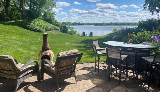 Lake Byllesby Paradise: Serene Lakefront Non-Smoking Home