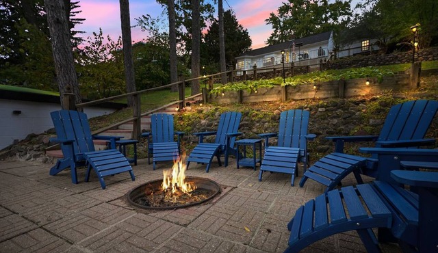 Lake Front Cottage with Amazing Firepit, Private Dock, Sleeps 6