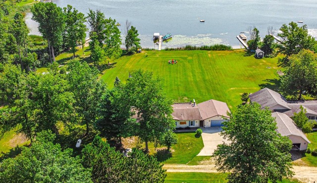 Lake Front Home with Plenty of Space inside and outside. 100 Ft of Lake Frontage