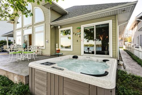 'Lake Garden House' w/Hot Tub & Dock