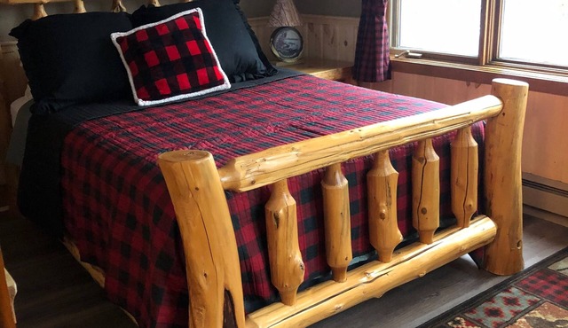 Lake view , Cozy One Bedroom! Walk to Beach and Town!