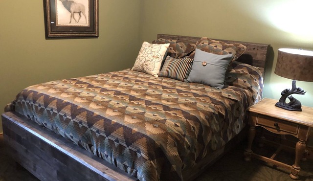 Lake view cozy two bedroom in Bolton Landing - walk to Town!