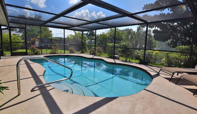 Lakefront 2 Bd+Den,2bth With Heated Pool Near Siesta Key!