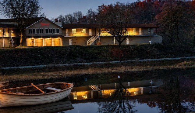 Lakefront 2 Bedroom with Hot Tub - Kayaks, Bikes, Campfire, Peaceful, 10 Acres!