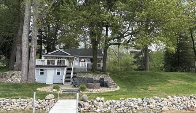 Lakefront 3-bedroom cottage with waterfront deck