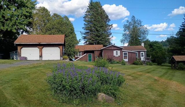 Lakefront 4 bedroom house 8 minutes from Colgate