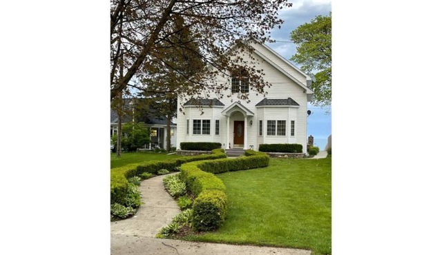Lakefront 9 bedroom house sleeps 21+