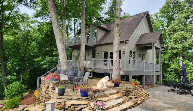 Lakefront Cliff Guest House: Jaw-Dropping View