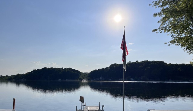 Lakefront Cottage w/ boat launch on peaceful lake!