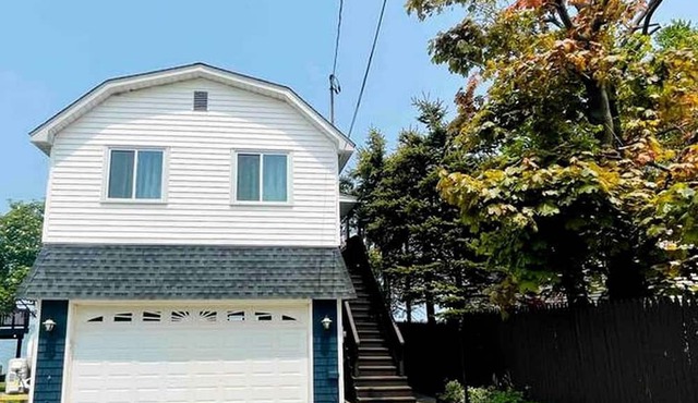 Lakefront Cottage with Spacious Deck and Great Views in NY