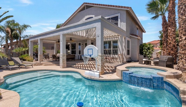 Lakefront home w/Kayaks, Private Pontoon Boat, Heated Pool & Spa! Pool table + Free Golf!