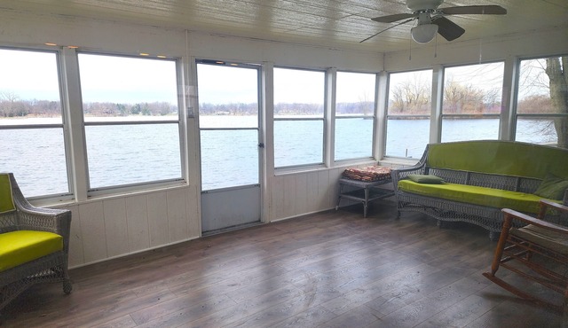 Lakefront home w/Sunroom beach, kayaks, dock and laundry. 4 bd. Pet Friendly!