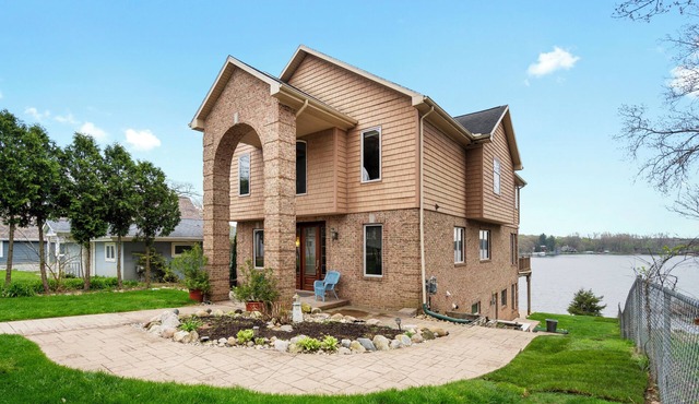 Lakefront home with Incredible views. 4bedroom 4 bath, 2 comfy kings 2 queens